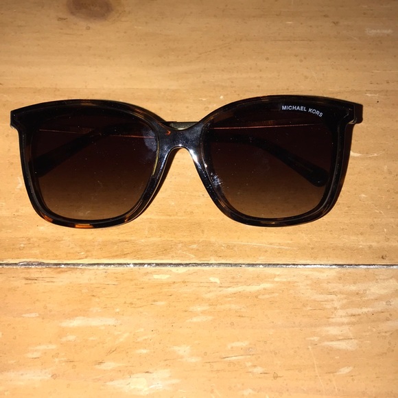 Michael Kors sunglasses & case never worn - Picture 2 of 3